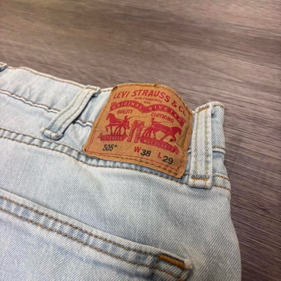 LIGHT-WASH LEVIS 501s - Picture 6 of 6